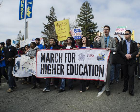 An assembly makes it across the Sacramento Tower Bridge and continues its way to the capitol building in protest of higher education costs on March 4 (Photo/Michael Monroy).