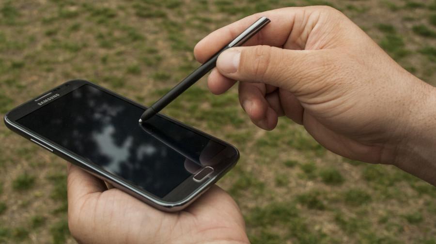 Samsung Galaxy Note 2 boasts a 5.5 inch screen and a 8 megapixel camera powered by Android 4.2 Jelly Bean and a 1.6 Ghz quad-core processor. (Photo/Victor Aparicio)