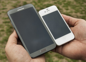 Samsung Galaxy Note 2, left, compared to an iPhone 4. (Photo/Victor Aparicio)