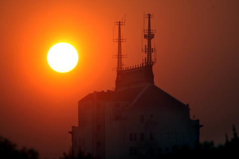 The sun rises on Tuesday, July 8, 2008, over the Fresno, Calif. skyline amid a haze. High temperatures in the Central Valley has contributed to poor air quality in the area.  (AP Photo/The Fresno Bee