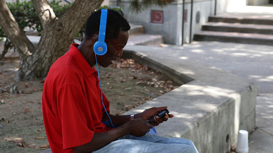 FCC Students listening to music while waiting for classes.