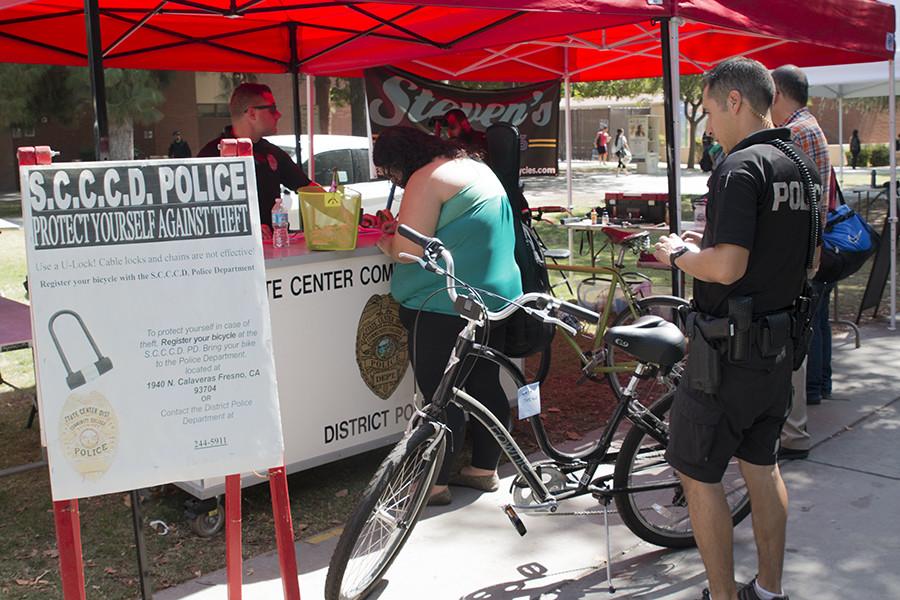 Students+register+their+bikes+with+the+State+Center+Community+College+District+Police+during+a+bicycle+festival+at+Fresno+City+College+on+Sept.+24%2C+2015.+