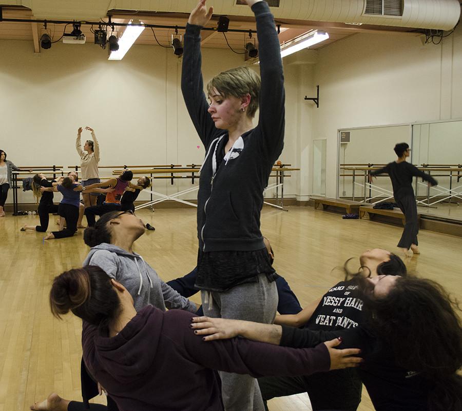 Choreographer+Justine+Johnson+practices+the+finale+along+with+other+dance+students+for+City+Dance.+Nov.+11%2C+2015.