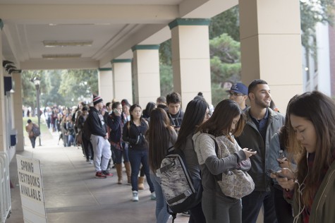 Despite the Internet, Students Still Line up for Books