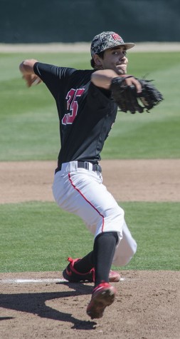 Sophomore JJ Santa Cruz pitches the first inning against Taft College Saturday, April 16, 2016/ Daisy Rodriguez