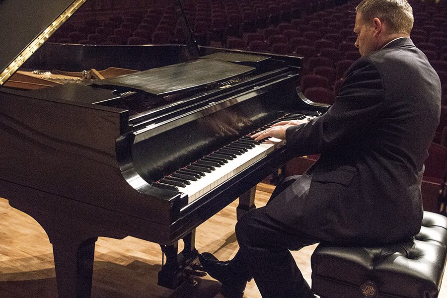 Fresno+City+College+piano+instructor+and+recital+lecturer+Brandon+Bascom+performing+on+the+Vladimir+Horowitz+piano+after+the+lecture+in+the+Old+Administration+Building+on+Friday%2C+Sept.+23%2C+2016.+Photo%2FEric+Zamora