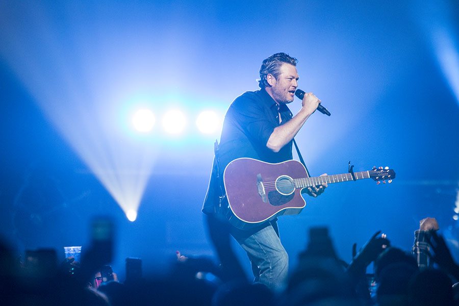 Blake Shelton serenades the crowd at the Savemart Center in Fresno on March 3, 2017  photo/ Larry Valenzuela