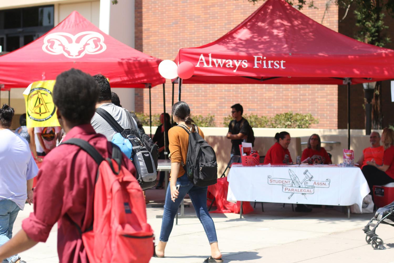 The first club rush of the fall 2017 semester outside of the library on Wednesday, Aug. 30, 2017.