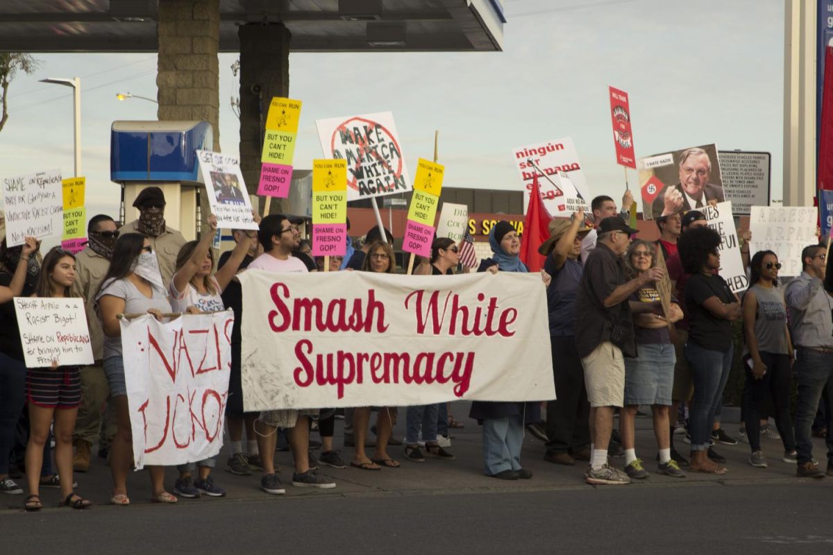 Protesters+standing+on+the+corner+of+Kings+Canyon+Rd.+and+Phillips+Ave.+to+voice+their+opposition+to+former+Arizona+Sheriff+Joe+Arpaio+who+was+headlining+a+GOP+fundraiser+in+Fresno+on+Sept+29%2C2017.