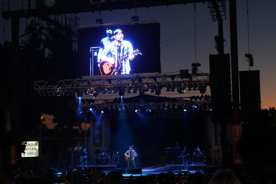 Country music artist Chris Young performs at the Big Fresno Fairs Paul Paul Theater on Wednesday, Oct. 4, 2017.