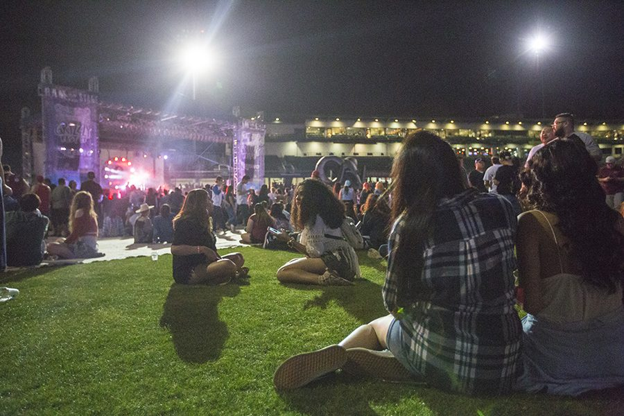 A+crowd+of+Grizzly+Fest+2017+attendees+enjoying+some+tunes+at+Woodward+Park.