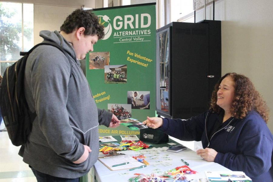 Maricela Tapia, volunteer and training coordinator of grad alternatives, recruits a possible future volunteer at the volunteer fair, Tuesday, Jan. 28, 2020.