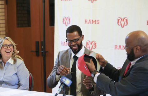 Robert Haynes (middle) is Fresno City College’s new basketball coach. Haynes was hired during the summer of 2021. Photo courtesy: FCC’s Instagram page
