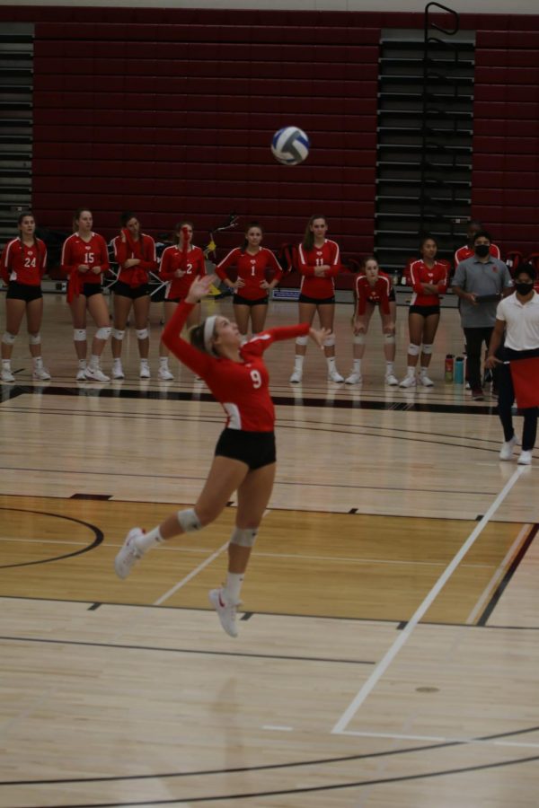 Lexi+Pagani+serving+the+ball+at+the+FCC+vs.+Reedley+game+on+Sept.+22