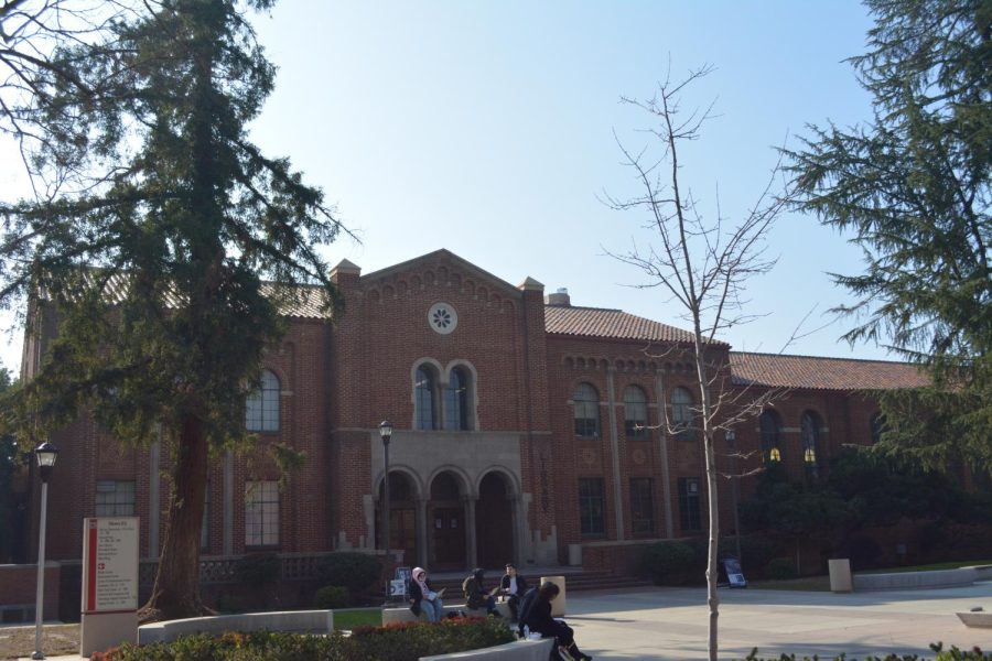 In+Front+of+the+Fresno+City+College+Library+students+are++socializing.