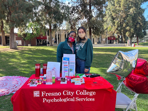 Psychology interns Jamareea Lewis and Natalia Velasquez at the Psychological Services table sharing mindfulness. outreach on campus.