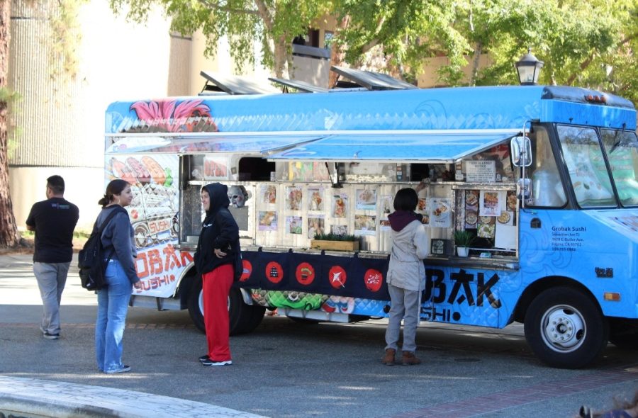 Fresno+City+College+students+lined+up+at+the+Grobak+Sushi+food+truck+on+Oct.+27+for+lunch.++