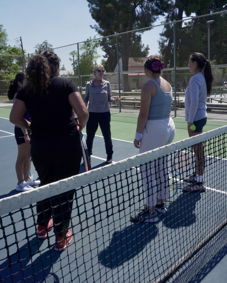Womens+Tennis+Coach+Shannon+Smith+giving+instruction+to+players+on+the+court+before+starting+practice.+Taken+on+April+16.