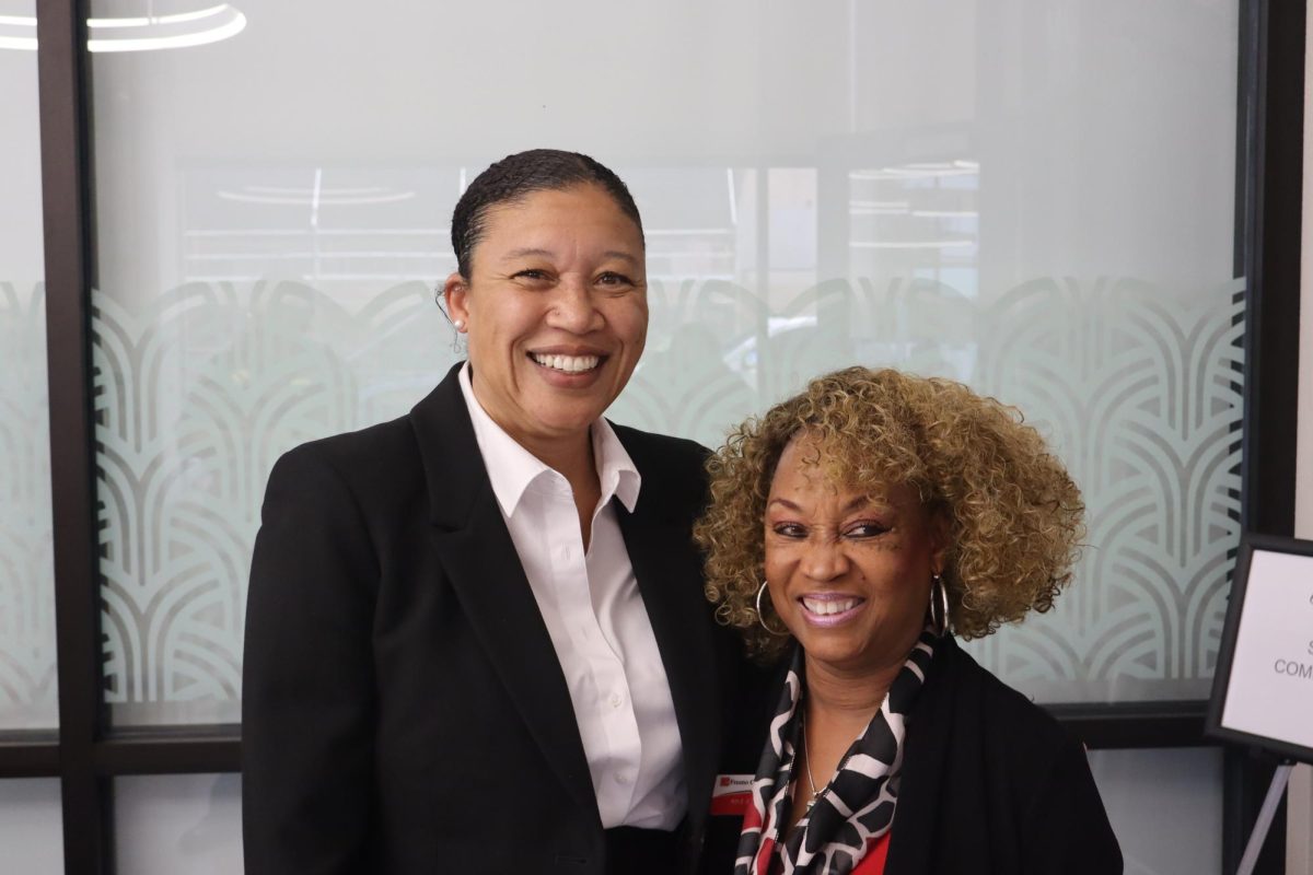 La proxima presidenta de Fresno City College, Denise Whisenhunt (Izquierda)
posa para una foto con la presidenta interina Kim Armstrong antes de las
reuniones de la Junta de Sindicos del State Center Community College el 6 de
mayo de 2025.