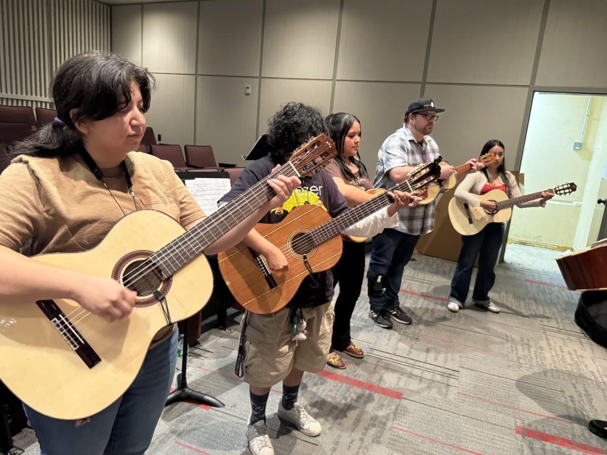Estudiantes del Mariachi (MUS-45-41564) practicando con guitarras acústicas el 3 de septiembre.
Foto cortesía de Pamela Galicia.
