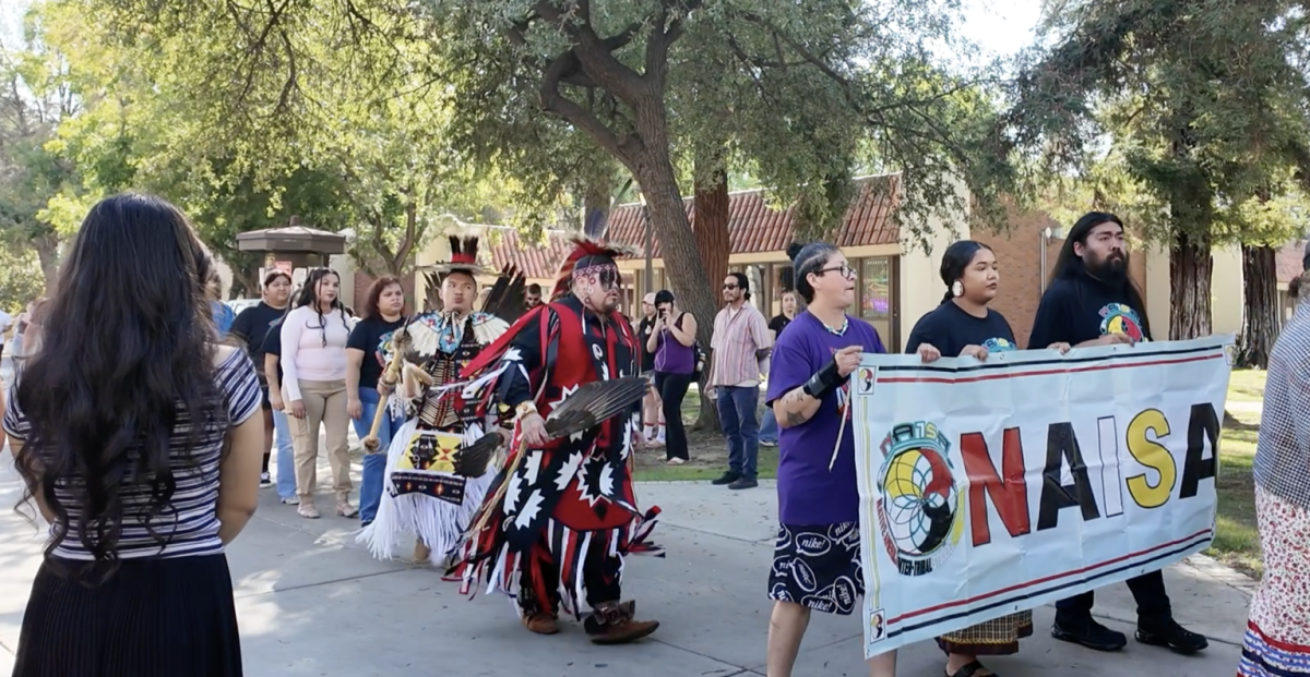 Miembros en la ramanaisa de fresno city college dirigem una marcha alrededor dela plaza deveteranos en honor del dia de americanos nativos en california el sept.25.